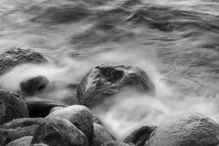 There's something about water splashing against rocks